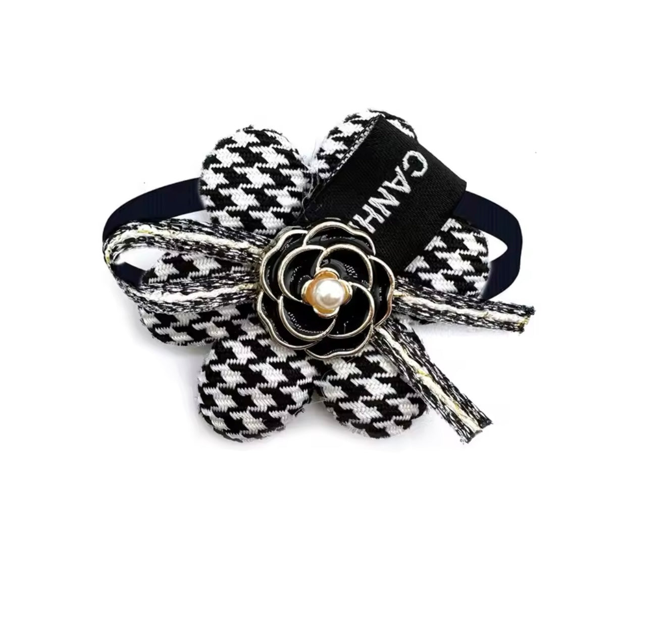 Collar with bow