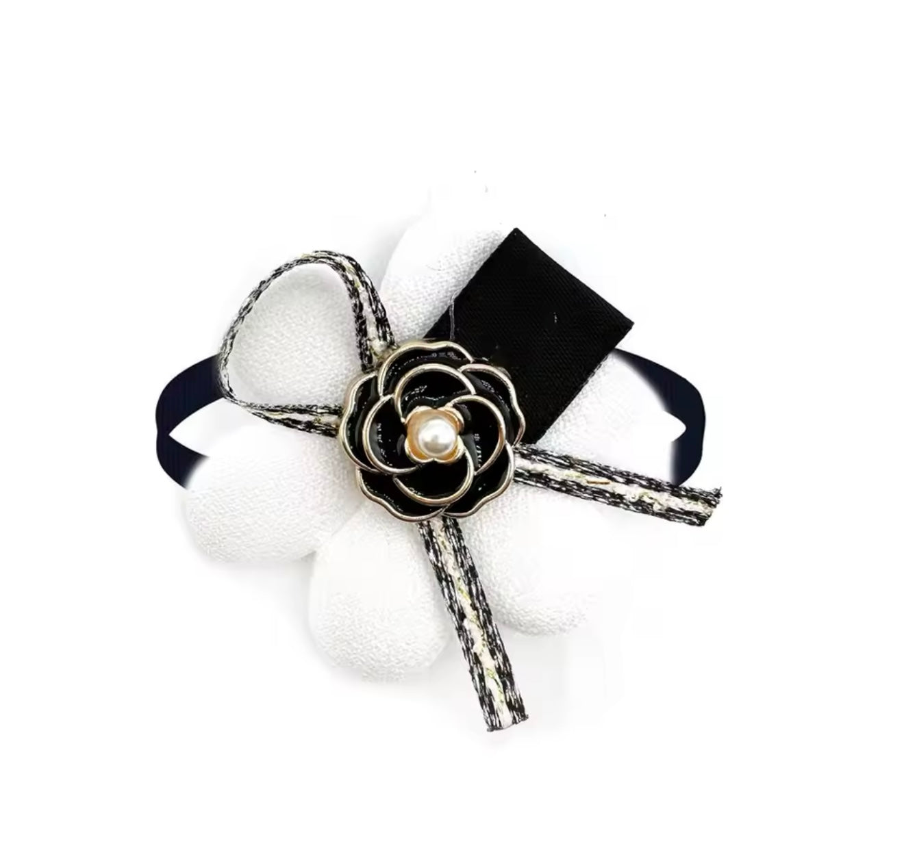 Collar with bow